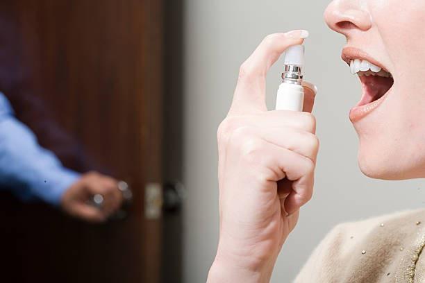 Sử dụng xịt miệng để loại bỏ mùi thuốc lá trong miệng